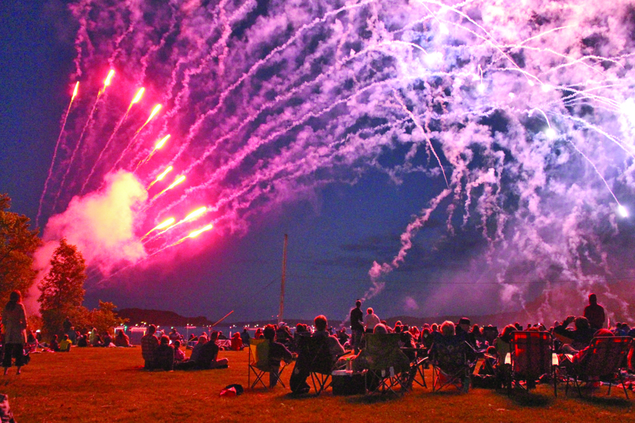 LIGHTING UP THE SKY | News, Sports, Jobs - The Mining Journal